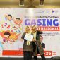 Humairah Sarah Fadhila yang meraih Best Student of Team pada Olimpiade Matematika Gasing Tingkat Nasional Tahun 2025 di Banyuwangi, Jawa Timur,  (kiri) & Bunda Literasi Batang Hari, Zulva Fadhil. (kanan) 
