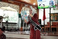Bunda PAUD Kabupaten Batang Hari, Zulva Fadhil saat menyosialisasikan program 13 Tahun Wajib Belajar, 1 Tahun Pra Sekolah dengan cara bercerita. 